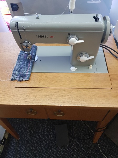 Pfaff 260 Gebraucht mit Motor + Tisch