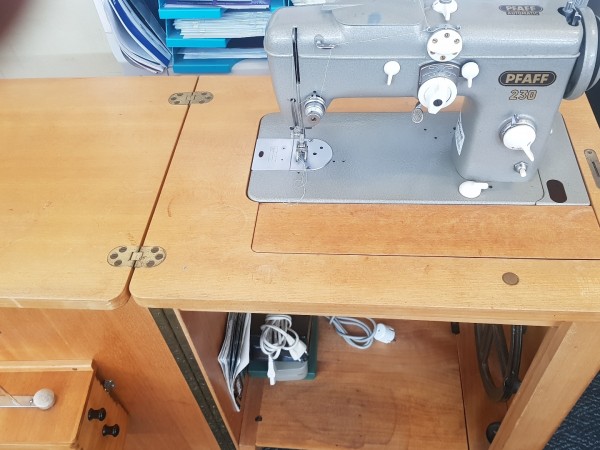 Pfaff 230 Gebraucht Tretgestell + Motorbetrieb